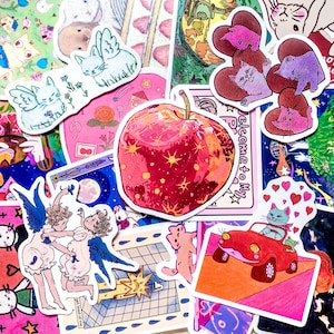 Pu&ograve; includere: Una collezione di adesivi colorati con vari disegni. Include una grande mela rossa con stelle gialle, gatti alati, cherubini, gatti a forma di cuore e un gatto che guida un'auto rossa. Gli adesivi hanno uno stile illustrativo stravagante.
