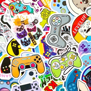 Op de afbeelding: Een verzameling kleurrijke stickers van gamecontrollers in verschillende vormen en ontwerpen. De stickers hebben een verscheidenheid aan kleuren, waaronder geel, groen, blauw en paars. Sommige stickers hebben de woorden "LEVEL UP" en "9NO".