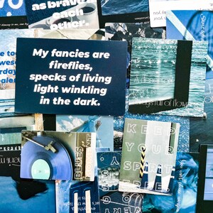 Puede incluir: Un collage de varias imágenes y tarjetas en tonos azules. Una tarjeta dice "My fancies are fireflies, specks of living light winkling in the dark." Otras tarjetas presentan texto e imágenes de agua, un tocadiscos y las palabras "KEEP YOUR SPIRIT FREE."