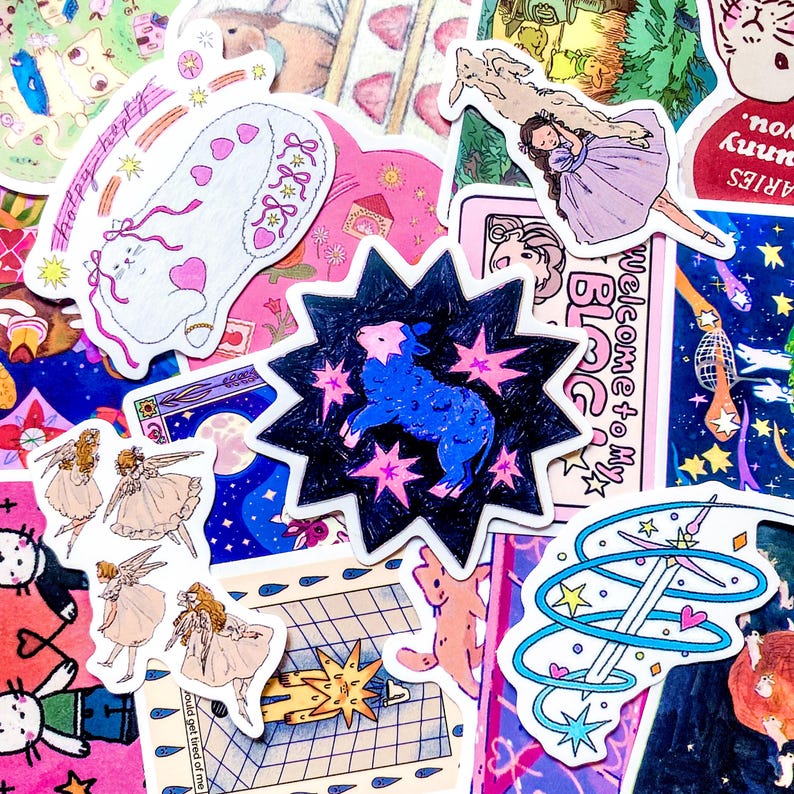 Pu&ograve; includere: Una collezione di adesivi colorati con varie illustrazioni. I disegni includono un gatto bianco con cuori rosa, un animale blu in una stella, fate e una ballerina. Gli adesivi hanno uno stile stravagante e artistico.