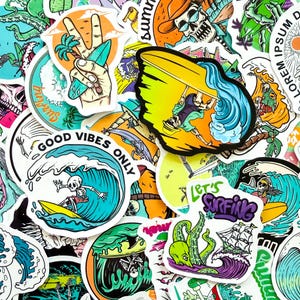 Könnte beinhalten: Eine Sammlung farbenfroher, gestanzter Aufkleber mit Surf-Motiven. Designs umfassen surfende Skelette, Wellen, Palmen und die Sätze "Good Vibes Only" und "Let's Surfing". Die Aufkleber weisen eine Vielzahl von Farben auf, darunter Blau, Orange und Grün.