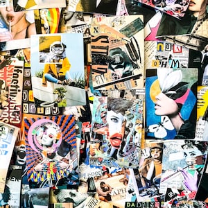 Könnte beinhalten: Eine Collage aus verschiedenen Bildern und Textfragmenten, die eine vielschichtige, künstlerische Komposition erzeugt. Das Kunstwerk zeigt ausgeschnittene Bilder von Menschen, darunter eine Figur in einem Raumanzug, und Text aus Zeitungen und Zeitschriften. Die Farbpalette ist vielfältig, mit Farbtupfern in Gelb, Blau und Rot.