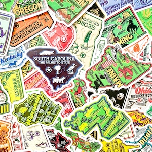 Może przedstawiać: Kolekcja kolorowych naklejek w kształcie stanów, przedstawiających różne nazwy i obrazy stanów. Naklejki prezentują zabytki, zwierzęta i tekst, z różnorodnością kolorów i wzorów. Świetny sposób na pokazanie dumy ze stanu.