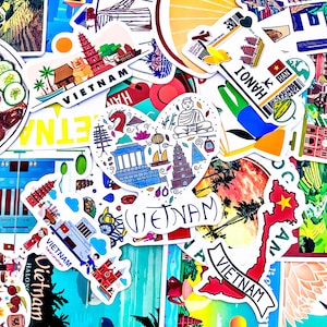 Puede incluir: Una colección de pegatinas coloridas con monumentos y símbolos culturales vietnamitas. Las pegatinas incluyen imágenes de pagodas, barcos, un mapa de Vietnam y el texto "VIETNAM" en varios diseños. Vista de cerca.