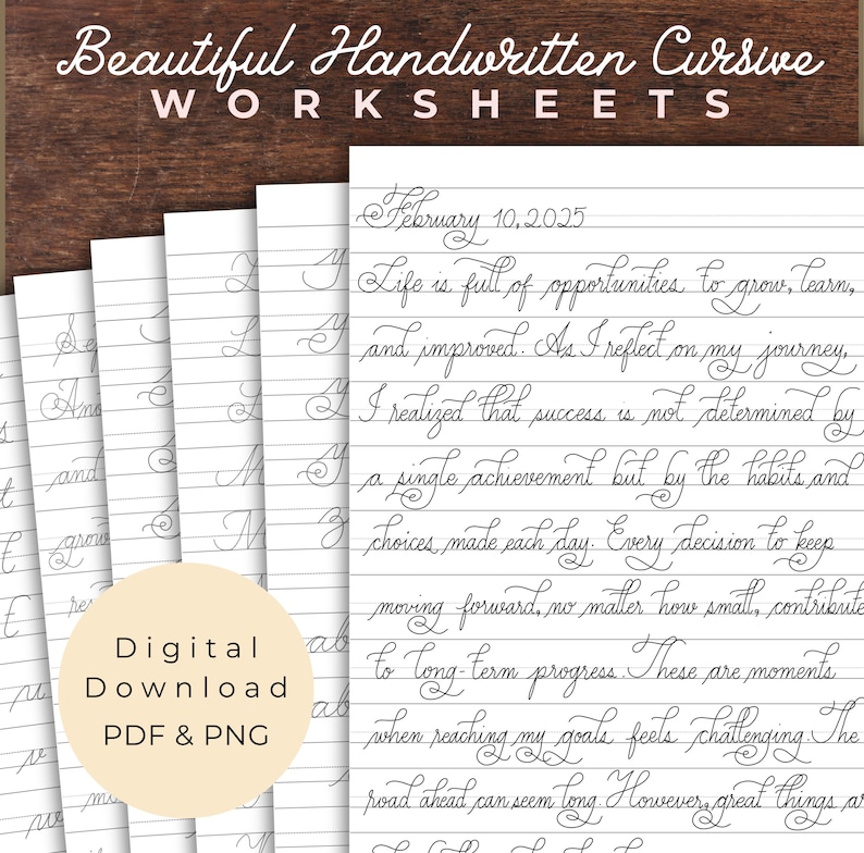Op de afbeelding: Een set gelinieerde oefenbladen met handgeschreven cursieve tekst. De koptekst luidt Beautiful Handwritten Cursive WORKSHEETS. Een beige cirkel bevat de tekst Digital Download PDF & PNG. De pagina's tonen zinnen geschreven in een vloeiende, decoratieve schrijfstijl.