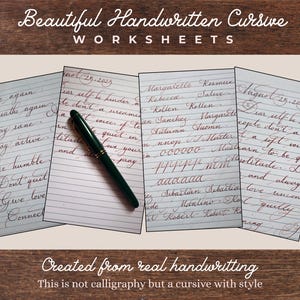 Op de afbeelding: Vier vellen gelinieerd papier met handgeschreven cursieve oefentekst in rode inkt, met een donkergroene vulpen die diagonaal op een pagina ligt. De tekst bovenaan luidt Beautiful Handwritten Cursive WORKSHEETS.
