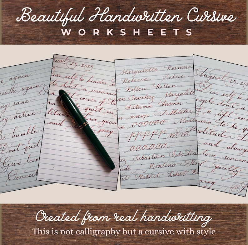 Op de afbeelding: Vier vellen gelinieerd papier met handgeschreven cursieve oefentekst in rode inkt, met een donkergroene vulpen die diagonaal op een pagina ligt. De tekst bovenaan luidt Beautiful Handwritten Cursive WORKSHEETS.