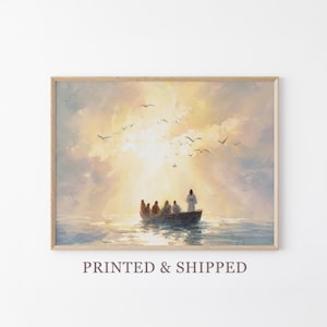 Pode incluir: Uma impressão emoldurada de uma cena religiosa. A obra de arte retrata um barco com várias figuras na água, com um céu brilhante e ensolarado e pássaros em voo. A paleta de cores é suave, com tons quentes.