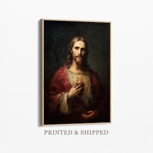 以下が含まれることがあります： 長い髪とひげを生やし、赤いローブを着た男性の額装されたヴィンテージポートレート。 男性は胸の上に手を置き、輝く心臓が見えます。 テキスト「PRINTED & SHIPPED」が下にあります。