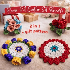 Puede incluir: Un conjunto de posavasos hechos a mano con forma de maceta de ganchillo en varios colores. El conjunto incluye posavasos con diseños de flores azules, amarillas y rojas, y dos pequeñas decoraciones de macetas de ganchillo. El texto dice "Flower Pot Coaster Set Bundle" y "2 in 1 + gift pattern".