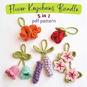 Puede incluir: Un conjunto de cinco llaveros de flores de ganchillo hechos a mano en varios colores, incluyendo naranja, rojo, rosa, verde, morado y azul claro. La imagen incluye el texto "Flower Keychains Bundle" y "5 in 1 pdf pattern."