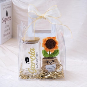 Sac cadeau de remise des diplômes pour elle - Promotion 2025 - Tasse à café glacée personnalisée et cadeau au crochet - Ensemble soins pour personnes âgées - Cadeau de fin d'études pour fille - Femme fière de vous