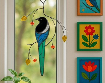 Skata i målat glas, solfångare i lång stjärt med löv, PDF, elegant svart och blå fågeldekor, gör-det-själv-målat glas