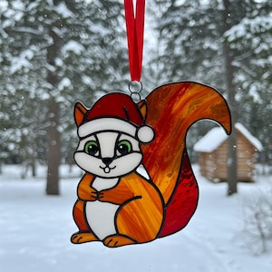 Download digital de padrão de vitral de esquilo com chapéu de Natal, padrão fofo de apanhador de sol de esquilo, apanhador de sol moderno, vitral faça você mesmo