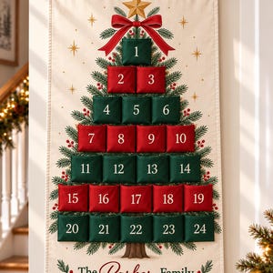 Peut inclure: Un calendrier de l'Avent en tissu à suspendre au mur, orné d'un sapin de Noël avec une étoile dorée, un nœud rouge et vingt-quatre poches numérotées alternant entre le rouge et le vert. Le texte "The Parker Family" est inscrit en bas.