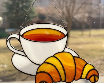 Acchiappasole in vetro colorato con tè e croissant, vetrata colorata per una colazione accogliente, regalo artistico per la cucina del bar, vetrata fai da te, da appendere
