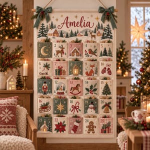Könnte beinhalten: Ein hängender Adventskalender aus Stoff mit dem Namen Amelia am oberen Rand. Er verfügt über fünfundzwanzig nummerierte Taschen, die jeweils mit weihnachtlichen Motiven wie Rentieren, Tannenbäumen, Geschenken und einem Lebkuchenmann verziert sind.