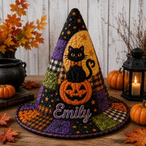 Peut inclure: Un chapeau de sorcière matelassé avec un motif patchwork de tissus noirs, orange, violets et verts ornés d'étoiles et de toiles d'araignée. Le chapeau présente un chat noir sur une citrouille et le prénom Emily brodé en violet.