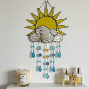 Puede incluir: Un letrero de madera rústica con el texto "Welcome to our home" en letras blancas. El letrero presenta un acabado envejecido y un diseño sencillo y acogedor, perfecto para la decoración de la entrada.