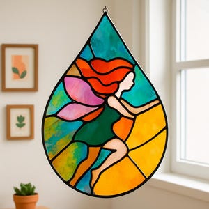Acchiappasole in vetro colorato con fata dai capelli rossi a forma di lacrima, modello in PDF per vetrate colorate con fata a forma di lacrima, decorazioni per la stanza Fairycore, vetrate fai da te