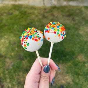 Cake pops/cake pops/cake pops à la vanille/cake pops d'anniversaire/cake pops/articles de fête/articles de douche nuptiale/articles de baby shower