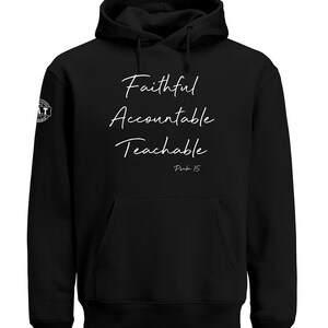 以下が含まれることがあります： 前面に「Faithful Accountable Teachable」と「Psalm 15」という文字が白でプリントされた黒いフード付きスウェットシャツです。