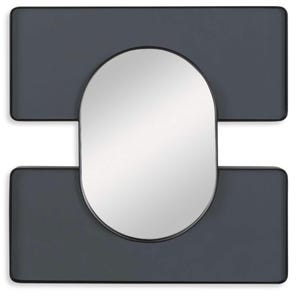 Puede incluir: Un espejo enmarcado en gris oscuro con una superficie reflectante de forma ovalada. El marco es de metal y tiene un diseño geométrico.