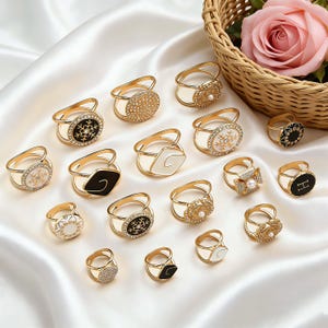 Puede incluir: Un letrero de madera hecho a mano con el texto "Welcome to our home" en un estilo manuscrito. El letrero está pintado de blanco con un acabado envejecido y presenta un borde negro. Un pequeño corazón decorativo está adjunto en la parte inferior.