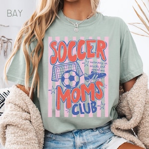 Camiseta Comfort Colors del Club de Mamás Futboleras, Camiseta Vida de Mamá, Regalo para Mamás Deportistas, Camiseta Retro Temporada de Fútbol imagen 8