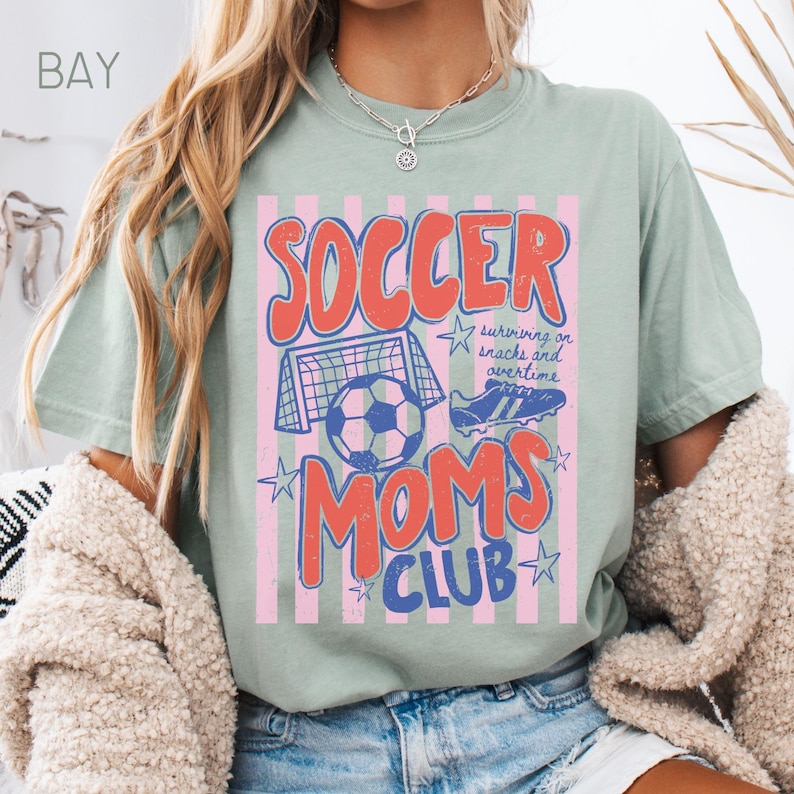 Camiseta Comfort Colors del Club de Mamás Futboleras, Camiseta Vida de Mamá, Regalo para Mamás Deportistas, Camiseta Retro Temporada de Fútbol imagen 8