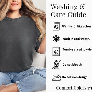 Peut inclure: Un t-shirt Comfort Colors gris fonc&eacute; &agrave; col rond. L'image comprend un guide de lavage et d'entretien avec les instructions&nbsp;: laver avec des couleurs similaires, laver &agrave; l'eau froide, s&eacute;cher par culbutage &agrave; basse temp&eacute;rature, ne pas javelliser et ne pas repasser le motif.