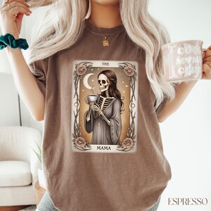 Chemise carte tarot couleurs confort, cadeau maman squelette, T-shirt Witchy Vibes, cadeau fête des mères, t-shirt mère squelette, maman céleste
