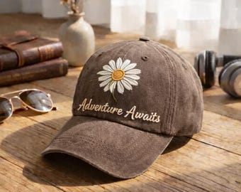 Boné marrom estilo "Dad Hat" com bordado de margaridas, estampa floral "A aventura te espera", boné de beisebol com estética vintage, presente inspirado na natureza para mulheres.