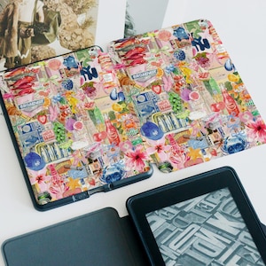 Peut inclure: Une coque noire pour Kindle Paperwhite avec un collage d'images colorées et vibrantes. Le collage présente une variété d'images, notamment des fruits, des fruits de mer et des publicités vintage. Le texte "BROADWAY" est visible sur la coque.
