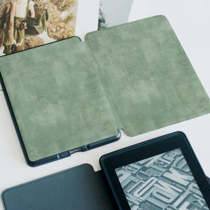 Tissu vert texturé personnalisé Paperwhite 1/2/3/4, Kindle 2019/2022, Étui Kindle Paperwhite, Kindle 12e génération, Paperwhite 6"/7", Cadeau pour maman