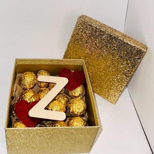 Caja de regalo personalizada con Rocher - Con elegantes letras de madera y caja brillante