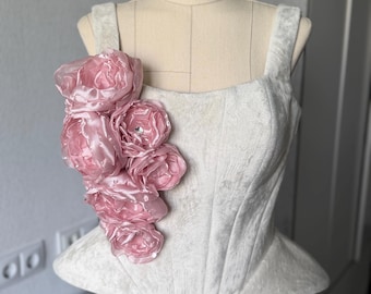 Fluwelen bruidskorset met blozende rozen, op maat gemaakt, plus maatvriendelijke bruidscouture. Dromerige, op prinsessen geïnspireerde trouwoutfit.