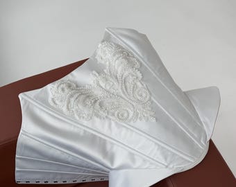 ホワイトブライダルコルセット、パール刺繍入りサテンビスチェ、ウェディングコルセットトップ、カスタムサイズコルセット。パール刺繍入りホワイトブライダルコルセットトップ