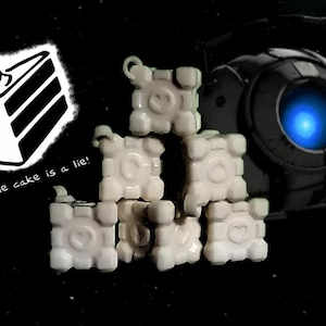 Portal | Companion Cube Keychain (Clip Included)