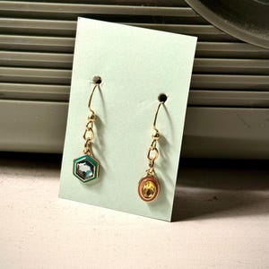 Mismatch gold dangle earrings