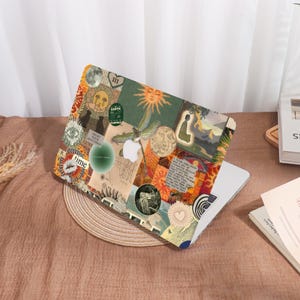 Puede incluir: Un ordenador portátil con un diseño de collage colorido. El diseño incluye imágenes del sol, la luna, una libélula y otras ilustraciones. El collage está sobre un fondo neutro. La palabra "time" es visible en el diseño.