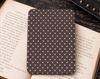 Braune Kindle-Hülle mit weißen Punkten, passend für Paperwhite 6.8/7 und Kindle (10./11./12. Generation), Colorsoft, verschiedene Modelle, personalisierte Hülle, ideales Geburtstagsgeschenk für Leseratten