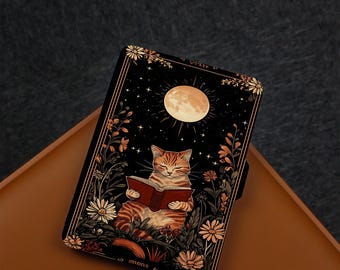 Könnte beinhalten: Eine schwarze Handyhülle mit einer fantasievollen Illustration einer Katze, die unter einem Vollmond ein Buch liest. Die Illustration zeigt einen dunkelblauen Nachthimmel mit Sternen, orangefarbenen Blumen und einem gelben Mond.