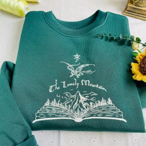 Sweat-shirt Lonely Mountain brodé, pull dragon Hobbitcore pour les amateurs de livres fantastiques de la Terre du Milieu