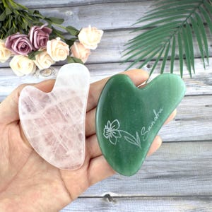 Op maat gegraveerd hart Jade Gua Sha – gezichtsbeeldhouwer met vingergrepen