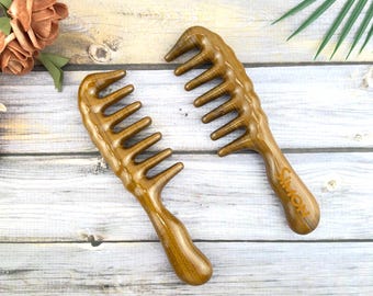 Pente de massagem capilar personalizado em sândalo com dentes largos para mulheres, em madeira natural, ideal para presente.