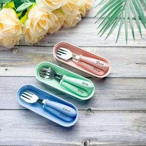 Juego de utensilios personalizados para bebé: tenedor y cuchara de silicona personalizados con nombre para niños pequeños. Regalo único para baby shower, artículos esenciales para nuevos padres.
