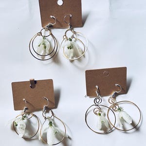 Örhängen med äkta blommor. Örhängen med älvor. Snödroppar. Örhängen med ringar. Snödroppar. Smycken med älvor. Fantasismycken. Boho hippieörhänge