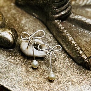 Silverörhängen. Rosettörhänge. Örhängen i sterlingsilver. Pärlörhängen. 925 örhängen - söta silverörhängen i rosett - söta örhängen