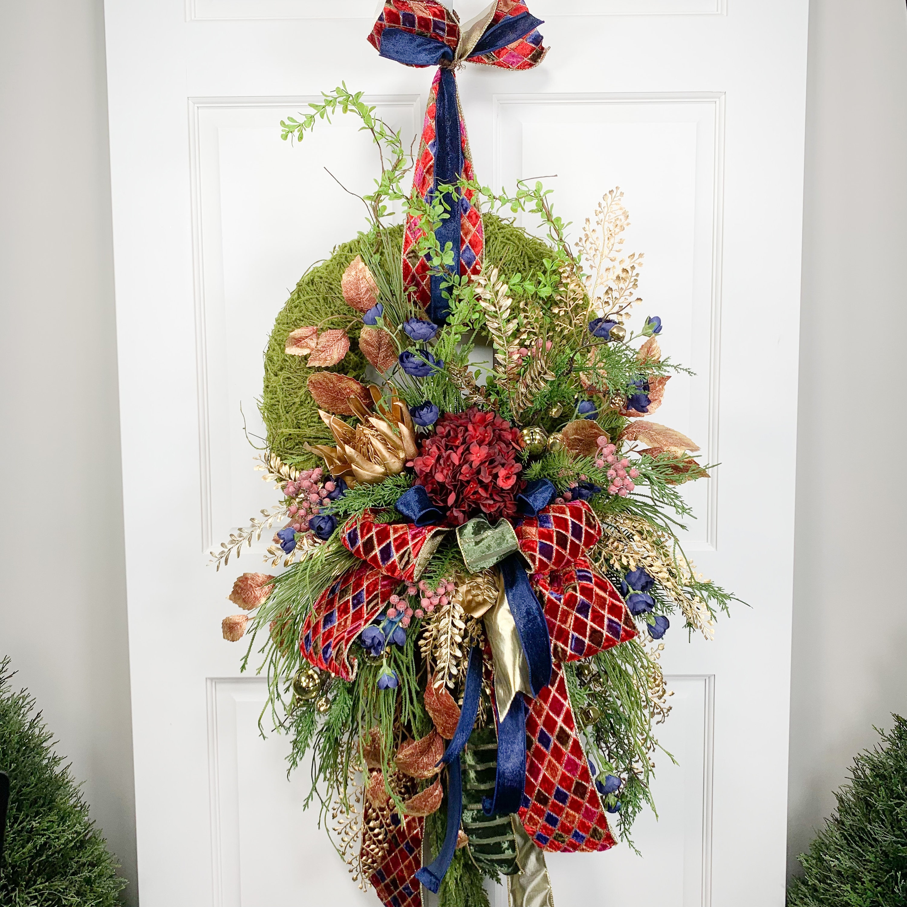 　Decorated Christmas Wreath Elegant Christmas Designer Wreath for Front Door, Burgundy and